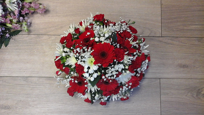 Christmas Table Arrangements Seasonal christmas reds and whites table posy.
Order code: XMASTA3