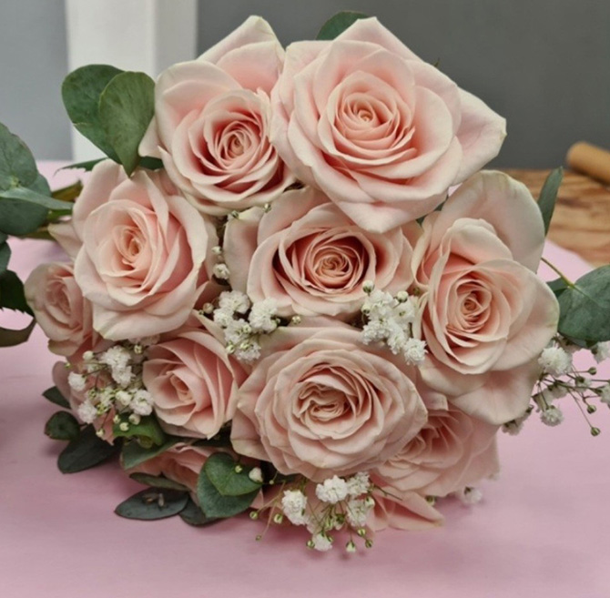 bride hand tied bouquets WB8